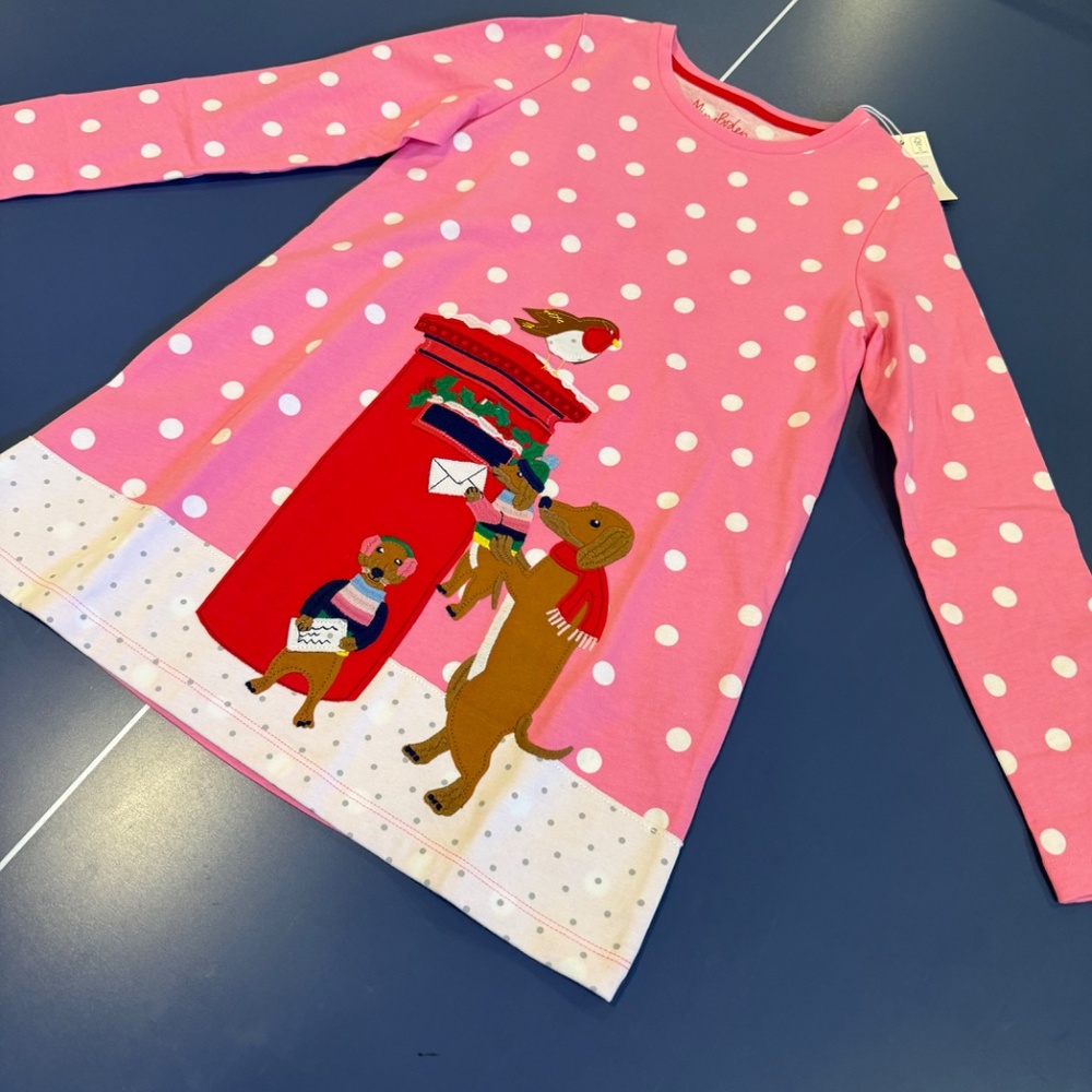Size 8-9 Mini Boden Festive Scene Applique Tunic in Bright Pink Pin Spot Dogs - Picture 2 of 5